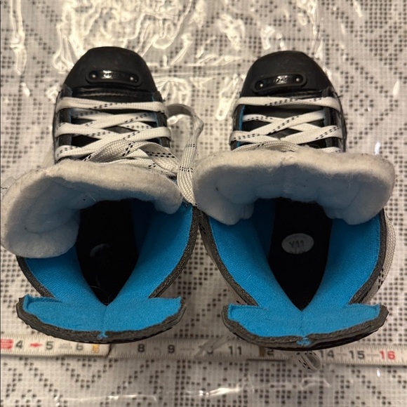 Bauer XLP Tuik Black and White Skates with Blue Accents. Kids size Y11 - Picture 3 of 8